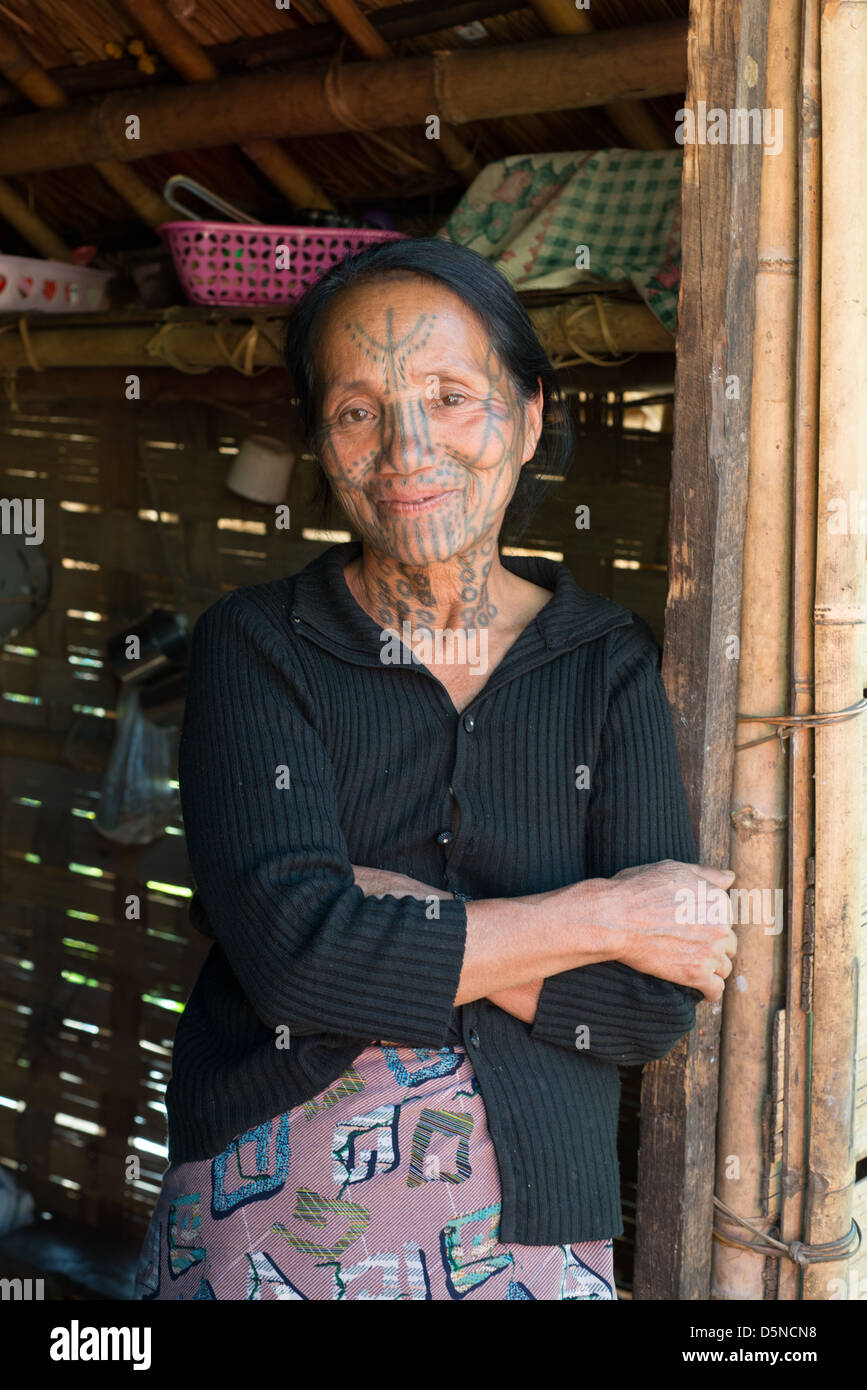 Piccola donna mento con tatuaggi facciali Foto Stock