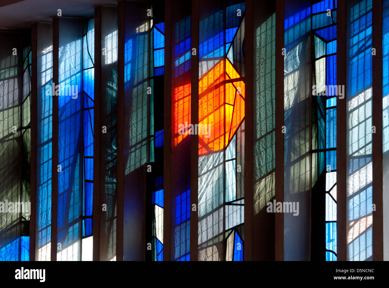 Il vetro macchiato in Saint Thomas More RC Chiesa, Sheldon, West Midlands, England, Regno Unito Foto Stock