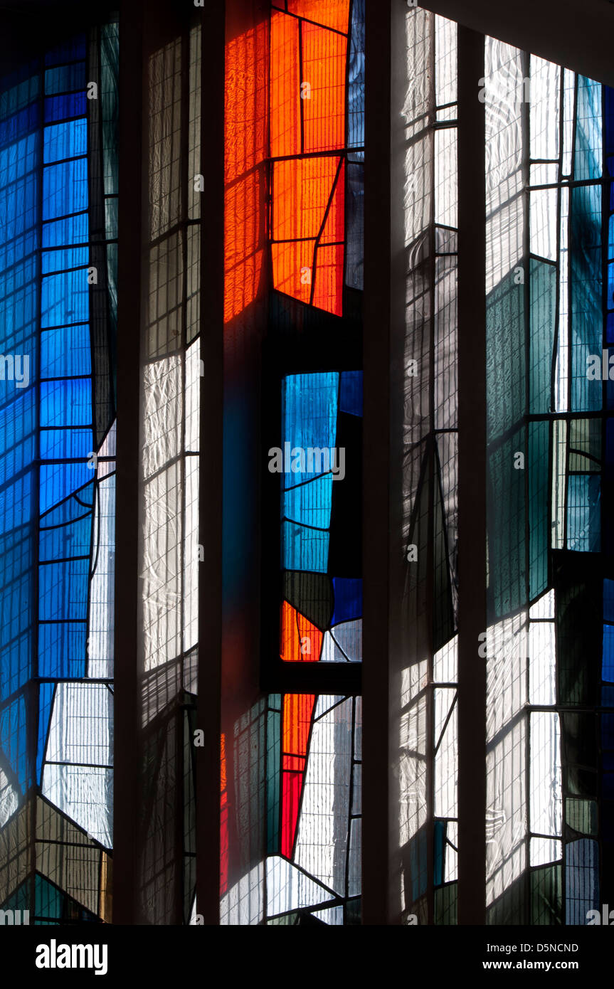 Il vetro macchiato in Saint Thomas More RC Chiesa, Sheldon, West Midlands, England, Regno Unito Foto Stock