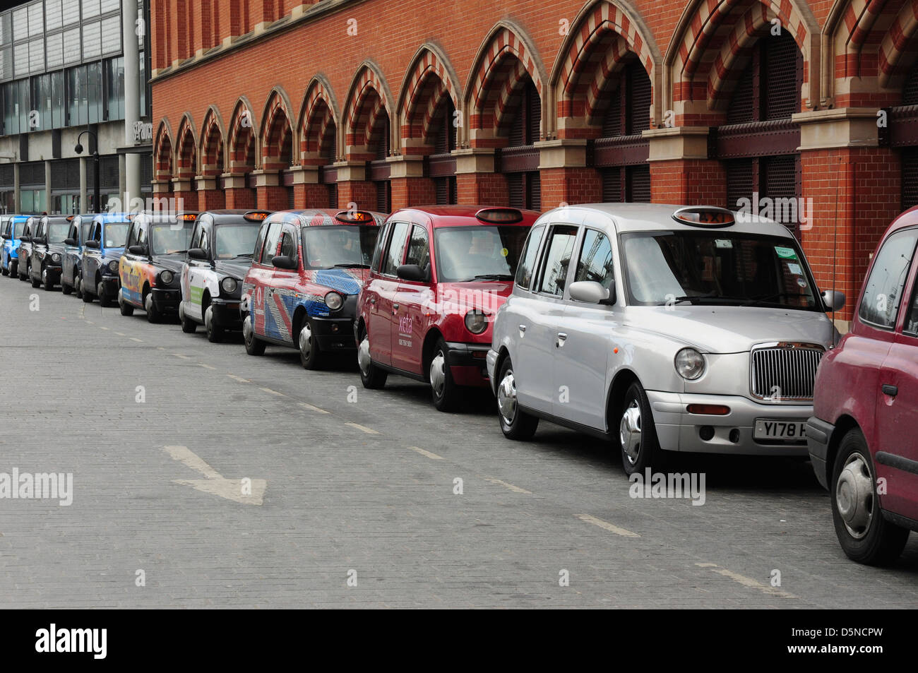 La linea di taxi sul servizio taxi fuori St Pancras stazione ferroviaria, London, England, Regno Unito Foto Stock