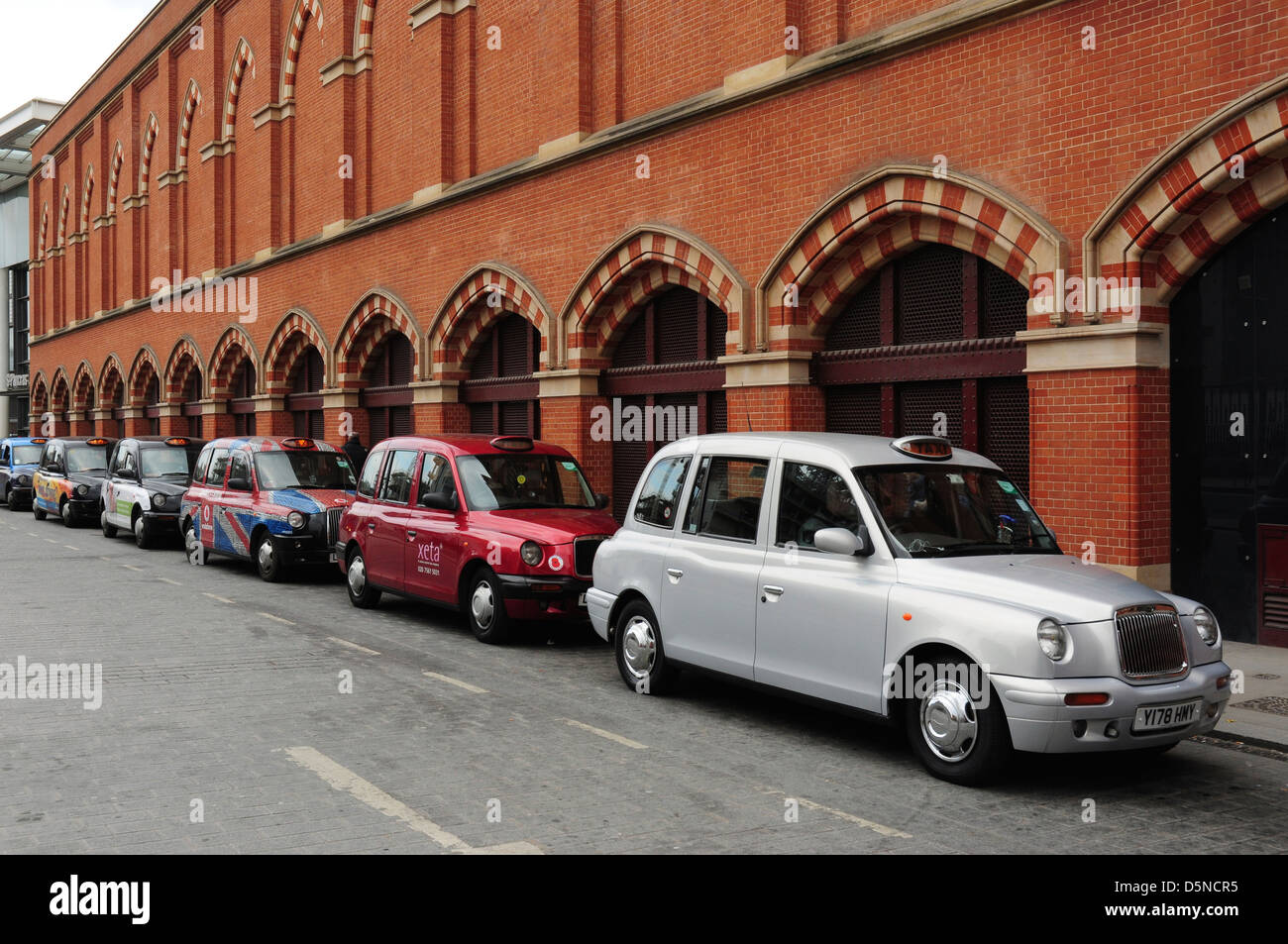 La linea di taxi sul servizio taxi fuori St Pancras stazione ferroviaria, London, England, Regno Unito Foto Stock