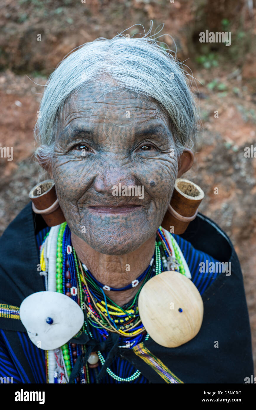 K'Cho mento donna con tatuaggi e orecchini di grandi dimensioni Foto Stock