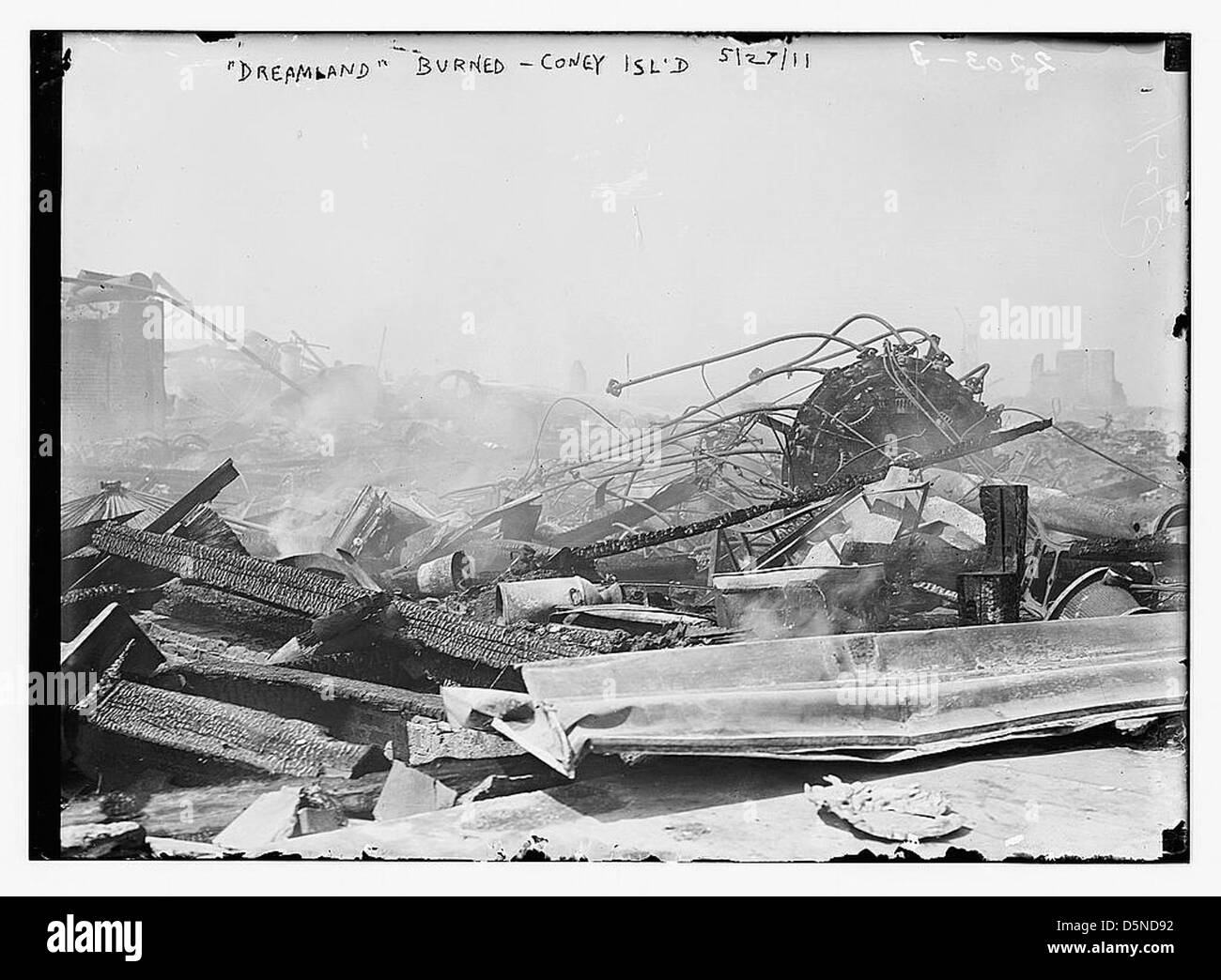 L'incendio che bruciò Dreamland a Coney Island il 27 maggio 1911, viene catturato in questa immagine. La fotografia mostra i danni al parco divertimenti in seguito al disastro. Foto Stock