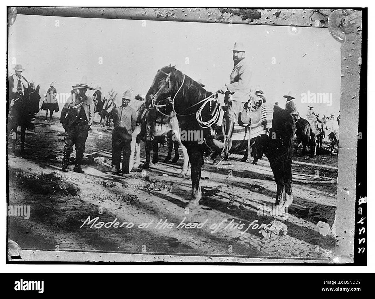 Una fotografia di Francisco I. Madero che guidava le sue forze durante la rivoluzione messicana nel 1911 a Chihuahua. Questa immagine raffigura Madero a cavallo con le sue truppe rivoluzionarie. Foto Stock