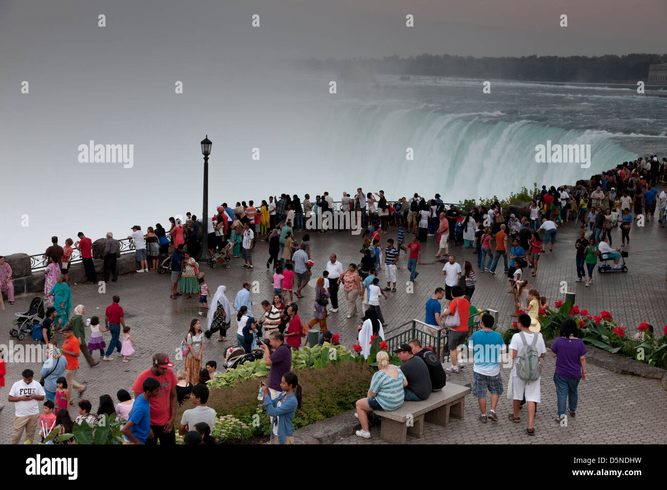 La folla di turisti a ferro di cavallo cade in Niagara Falls, Canada Foto Stock