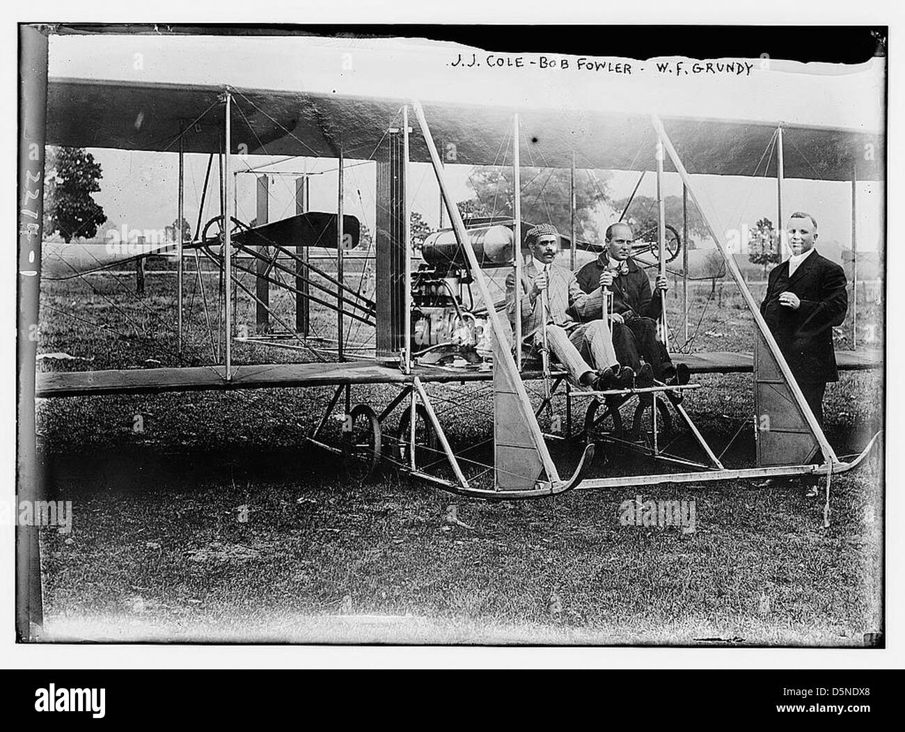 Una fotografia di J.J. Cole, Bob Fowler e W.F. Grundy, primi aviatori associati ai fratelli Wright. L'immagine li cattura con un modello B Wright Flyer negli anni '1910 Foto Stock