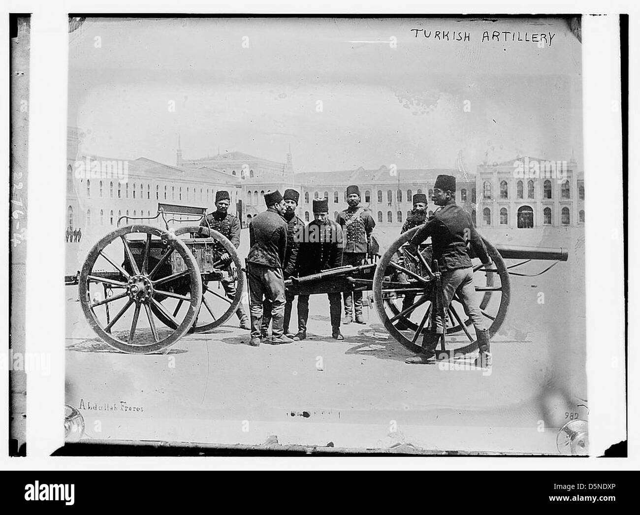 Una fotografia di pezzi di artiglieria turca, che mostra grandi cannoni e personale militare in uniforme durante gli anni '1910 Foto Stock