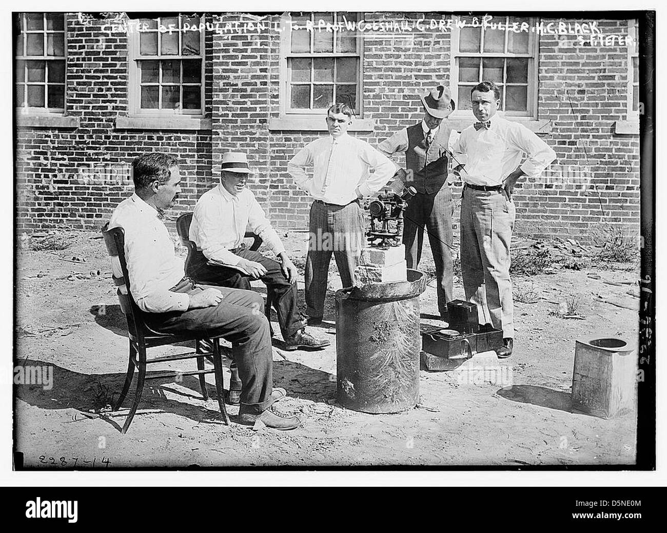 Questa fotografia mostra un gruppo di uomini, tra cui C. Drew, E. Fuller e altri, probabilmente coinvolti nello studio o nella determinazione del centro geografico della popolazione negli Stati Uniti Foto Stock