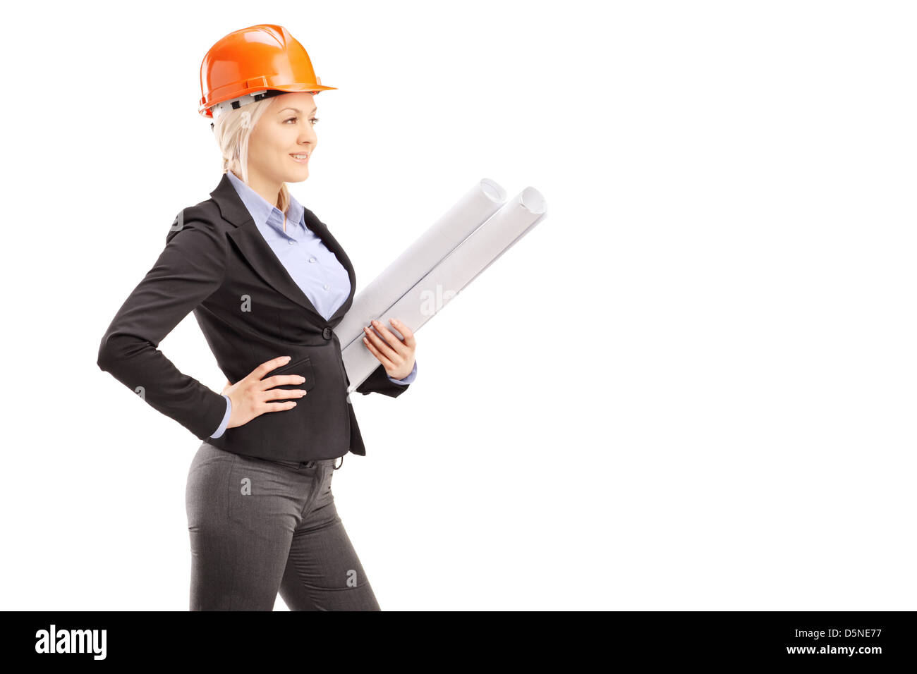 Un architetto femmina che indossa un casco arancione e tenendo un blueprint isolati su sfondo bianco Foto Stock