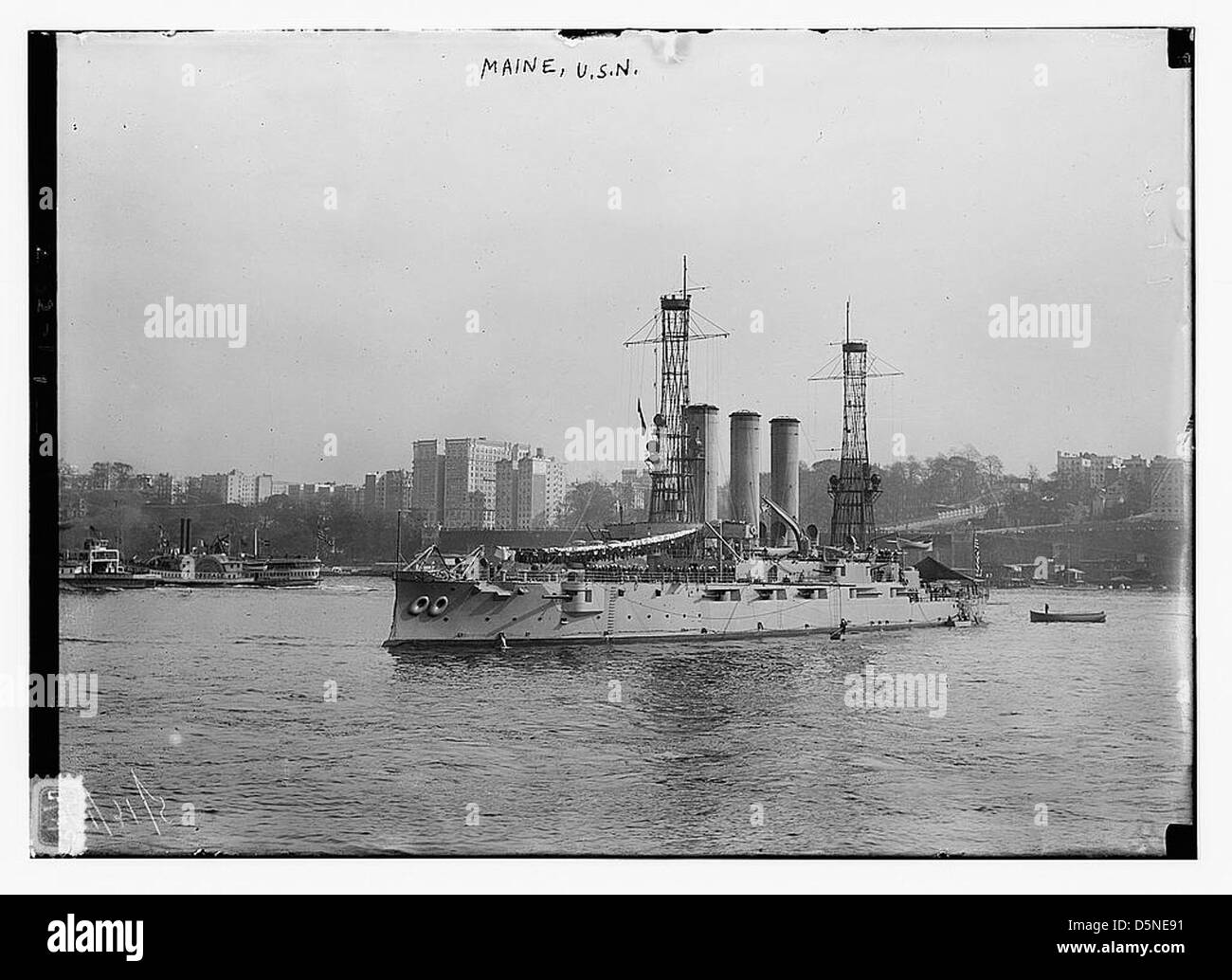 L'immagine mostra la USS Maine (BB-10), una nave da battaglia della Marina degli Stati Uniti, durante l'inizio del XX secolo. La nave è vista sul fiume Hudson, con i suoi alberi a gabbia reticolato e le torrette chiaramente visibili, riflettendo la sua importanza militare e navale durante il periodo della prima guerra mondiale Foto Stock