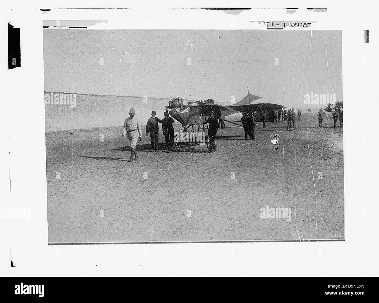 Una fotografia di una postazione dell'esercito italiano a Tripoli, Libia, durante la guerra italo-turca (1911-1912). L'immagine cattura la presenza militare e le infrastrutture durante il conflitto. Foto Stock