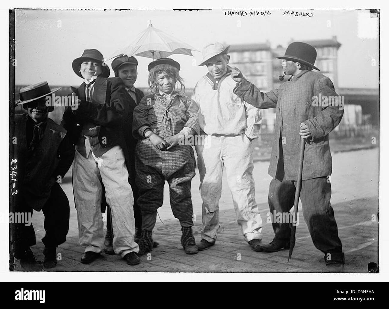 I bambini si vestivano da maschere per il Ringraziamento negli anni '1910, partecipando a una festa tradizionale con costumi e maschere. Foto Stock