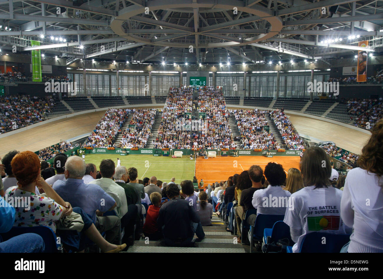 Vista generale di un campo da tennis durante un torneo di esposizioni con superficie mista, argilla ed erba. Foto Stock