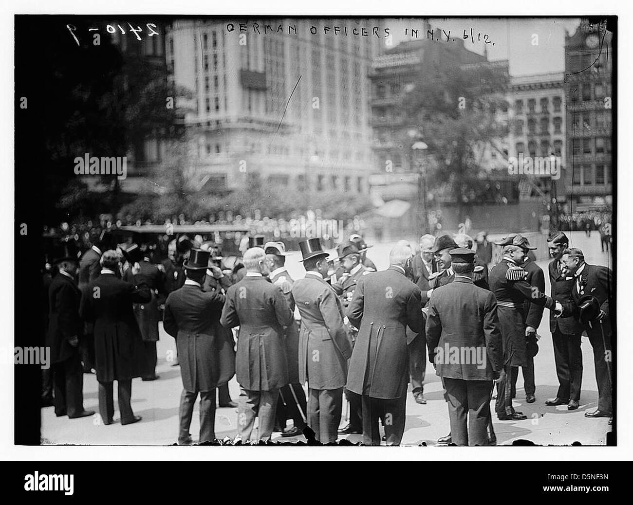 Questa fotografia mostra gli ufficiali tedeschi in visita a New York nei primi anni '1900, probabilmente associati a visite militari o diplomatiche dell'epoca. Foto Stock