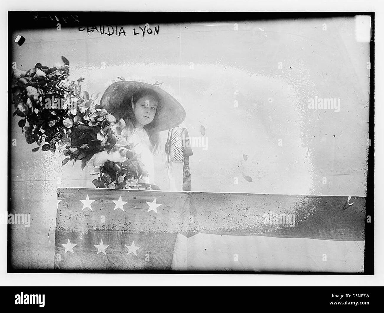 Un'immagine in bianco e nero di una bambina, Claudia Lyon, durante il lancio della USS Texas (BB-35). La USS Texas era una nave da battaglia classe New York, e la fotografia cattura il lancio della nave con spettatori, tra cui Lyon, sulla scena. Foto Stock