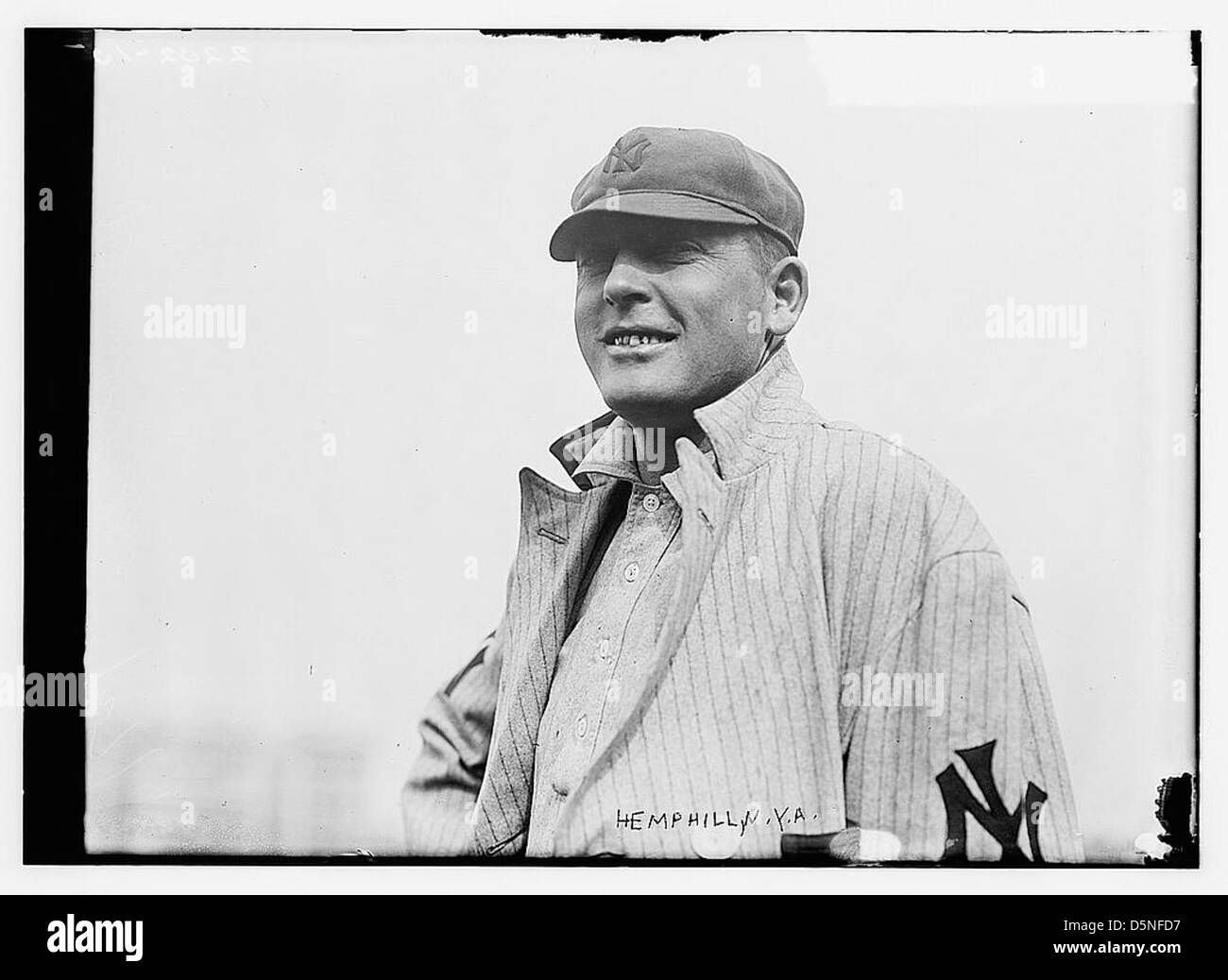 Questa foto raffigura Charlie Hemphill, un giocatore dei New York Yankees nella American League tra il 1909 e il 1910 Hemphill viene catturato in un ritratto vintage che indossa un cappello e un colletto, che rappresenta l'epoca del baseball dei primi anni del XX secolo. Foto Stock