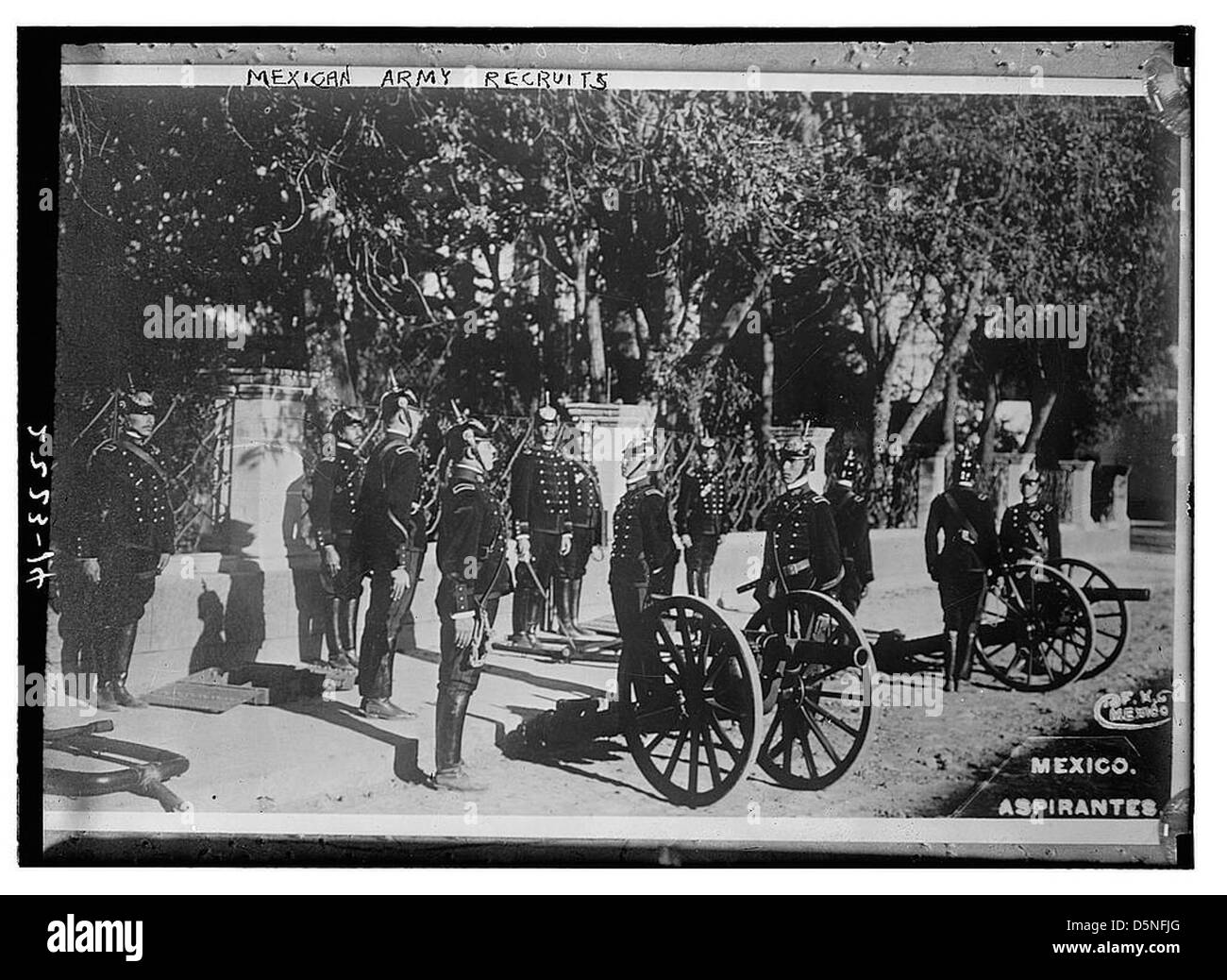 Reclute dell'esercito messicano negli anni '1910, mostrate in uniformi militari formali, in piedi con pezzi di artiglieria come parte del loro addestramento a Tlalpan, in Messico. Foto Stock
