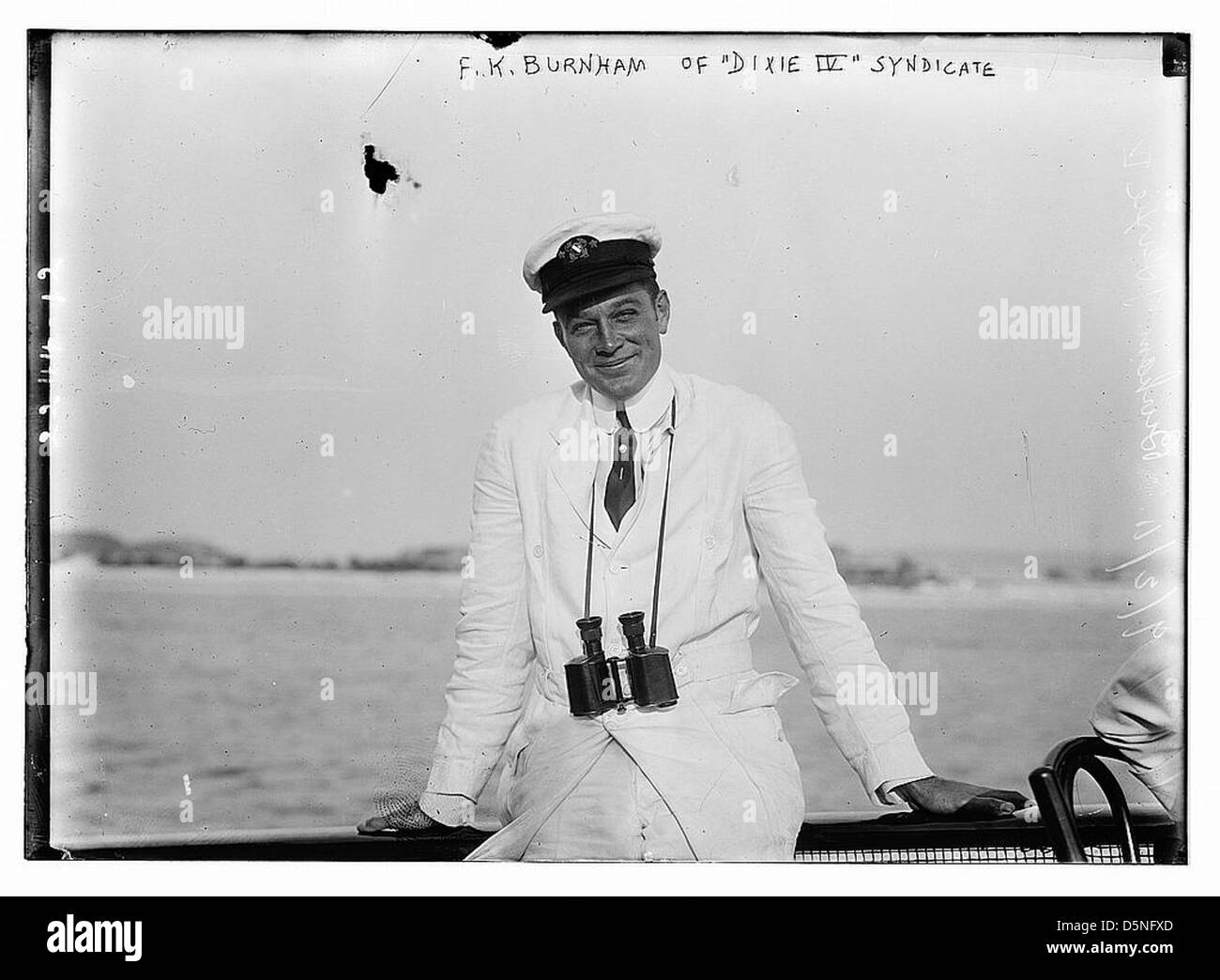 F.K. Burnham è raffigurato con il motoscafo "Dixie IV", parte di un sindacato di corse. Questa fotografia degli anni '1910 cattura Burnham con la sua uniforme, a bordo del motoscafo, pronto per una gara, dimostrando l'emozione delle gare di motoscafi dei primi anni del XX secolo. Foto Stock