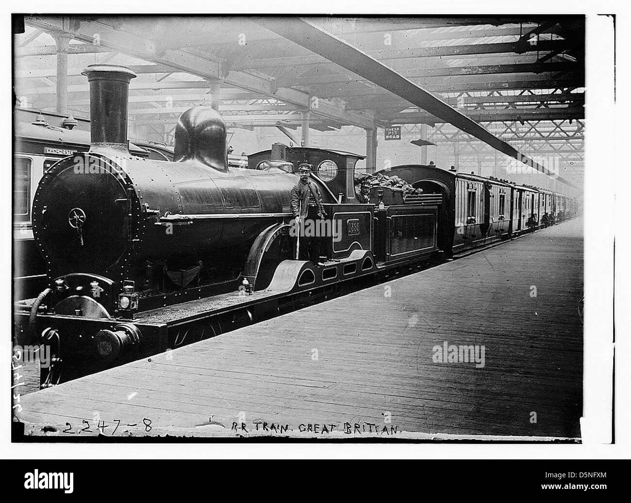 Una foto di una locomotiva a vapore della London North Western Railway in Gran Bretagna, con il motore 2-2-2-0 Webb Dreadnought Class. Il treno, costruito nel 1886, è raffigurato alla stazione di Euston. Foto Stock