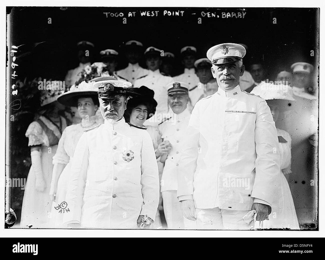 La fotografia mostra l'ammiraglio Heihachiro Togo del Giappone in visita a West Point con il generale Barry nel 1911. Mette in evidenza la diplomazia militare tra il Giappone e gli Stati Uniti durante l'inizio del XX secolo. Foto Stock