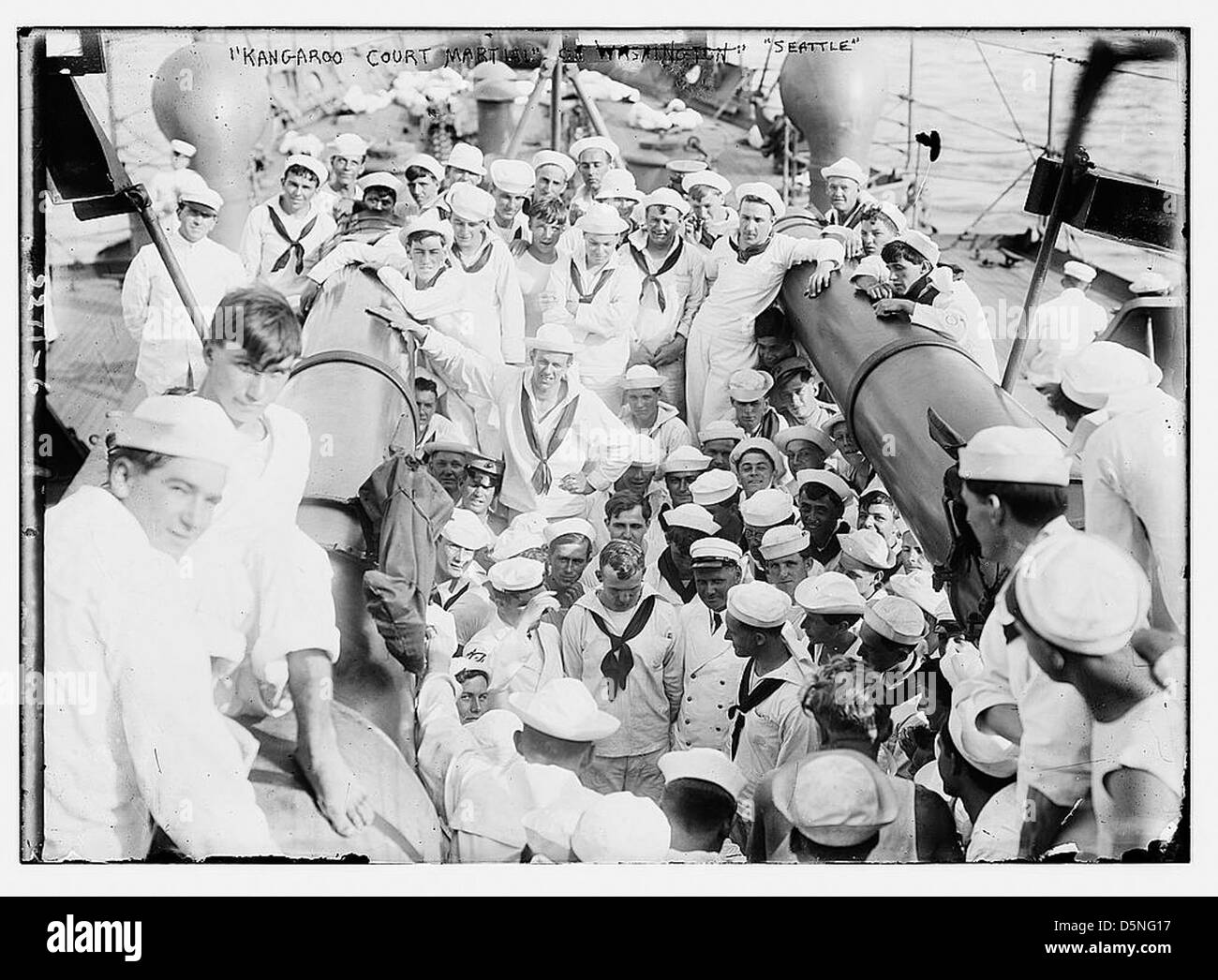 Questa fotografia raffigura una corte marziale di canguri che coinvolge i marinai a bordo della USS Seattle (CA-11), un incrociatore corazzato della Marina degli Stati Uniti durante la prima guerra mondiale Foto Stock