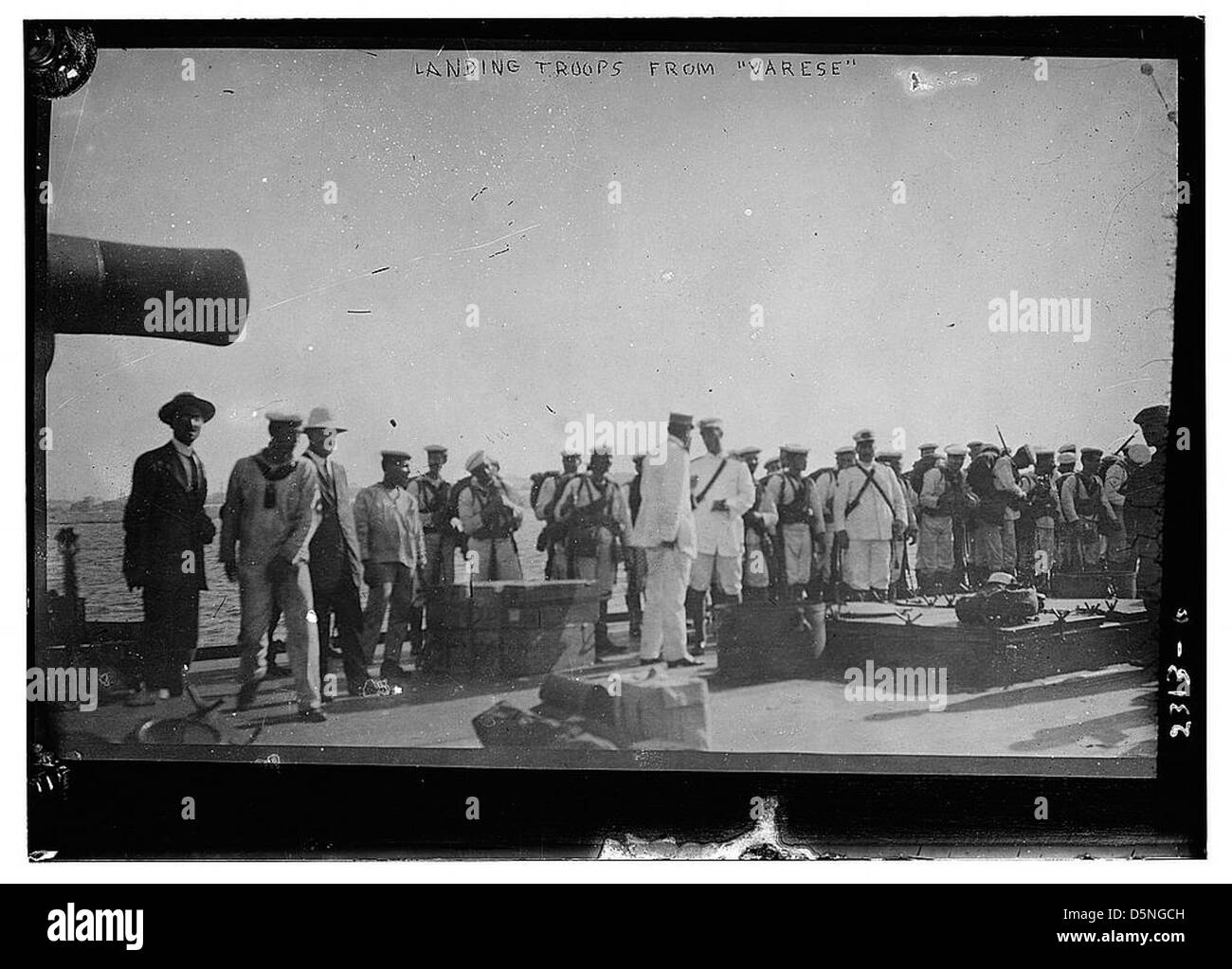 Questa fotografia mostra le truppe che sbarcano dalla nave "Varese" durante la guerra italo-turca (1911-1912). Documenta l'attività militare durante il conflitto tra l'Italia e l'Impero Ottomano. Foto Stock