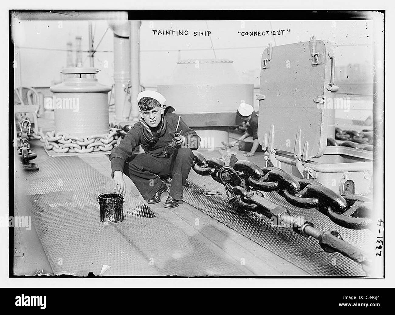 Questa fotografia mostra i marinai che dipingono la USS Connecticut (BB-18), una nave da guerra della Marina degli Stati Uniti. La nave faceva parte della classe Connecticut e servì all'inizio del XX secolo, anche durante la prima guerra mondiale Foto Stock