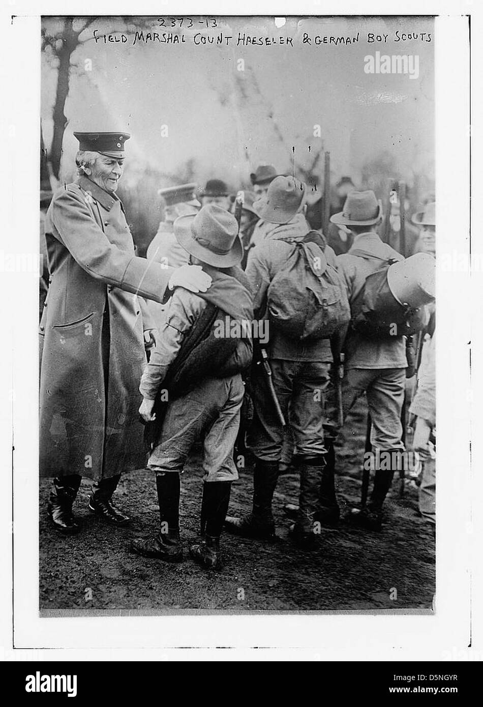 Questa foto mostra il feldmaresciallo Conte Haeseler con i Boy Scout tedeschi negli anni '1910 L'immagine cattura il capo militare che interagisce con gli scout. Foto Stock