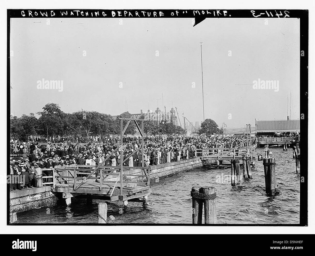 Questa immagine in bianco e nero cattura una folla che guarda la partenza della SMS Moltke, una nave della Marina imperiale tedesca, nei primi anni '1900, che mostra un evento navale della Kaiserliche Marine. Foto Stock