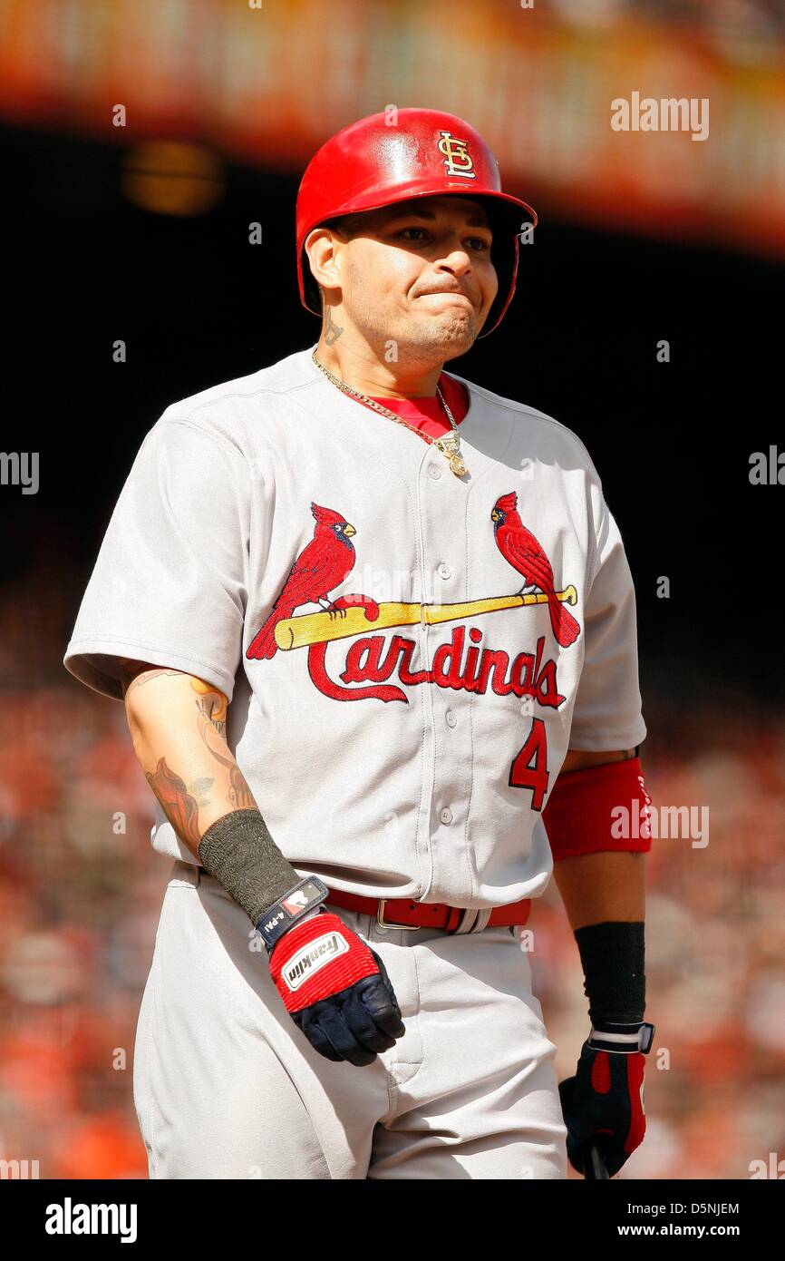 San Francisco, California, Stati Uniti d'America. 5 aprile 2013. Louis Cardinals catcher Yadier Molina pipistrelli durante un Major League Baseball gioco tra i giganti e le carte al di AT & T Park di San Francisco, California. I Giganti battere le carte 1-0..Daniel Gluskoter/CSM/Alamy Live News Foto Stock