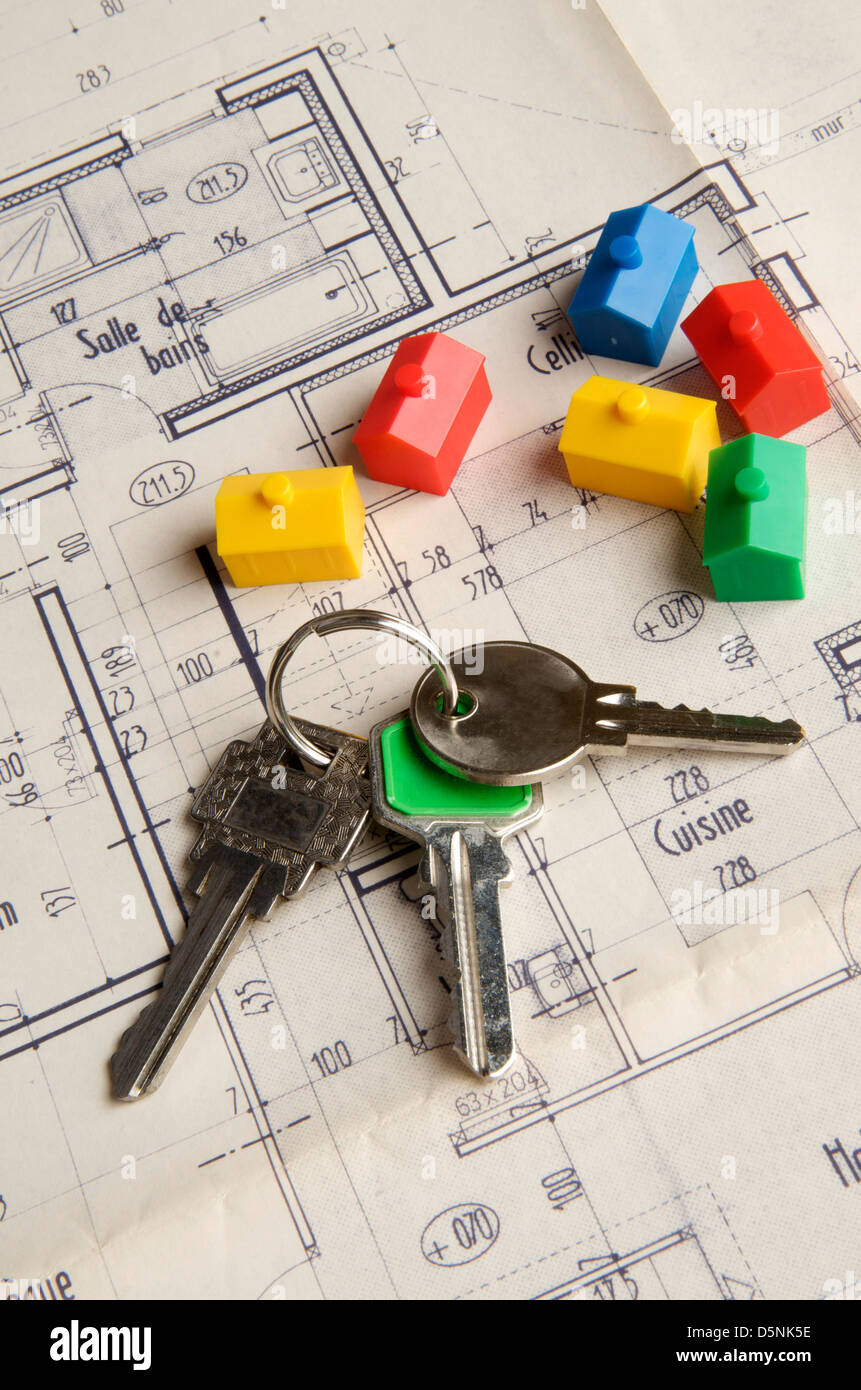 Le chiavi di casa e case in miniatura su un piano di costruzione, immagine simbolica per il mercato immobiliare Foto Stock