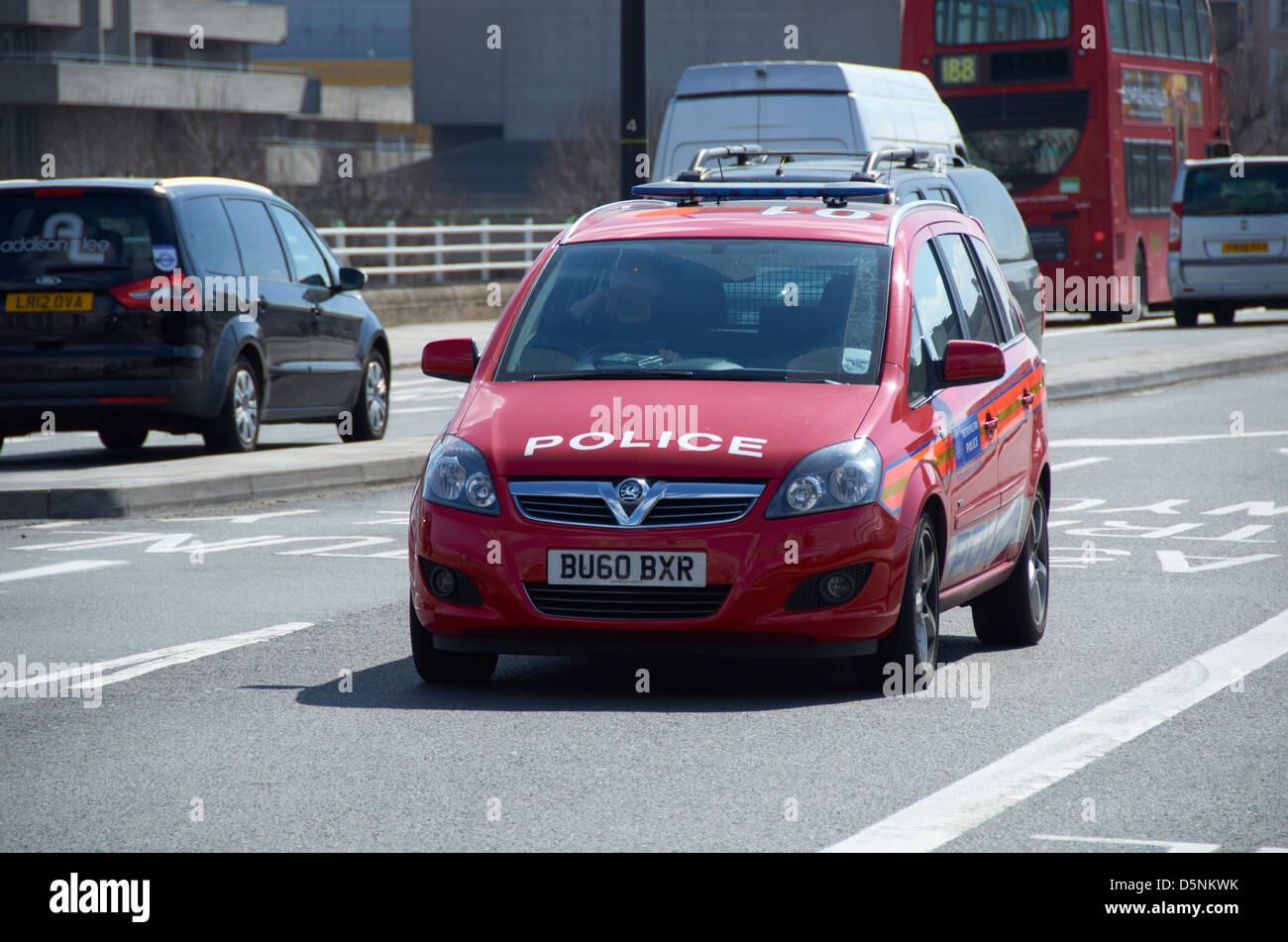 Rosso di protezione diplomatica unità auto della polizia di Londra (andando oltre il ponte di Waterloo). Foto Stock