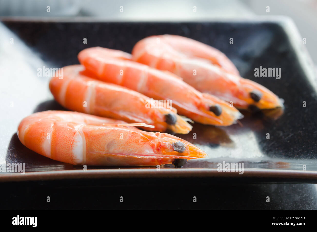 Piatto di frutti di mare, gamberi bolliti sul piatto . Foto Stock