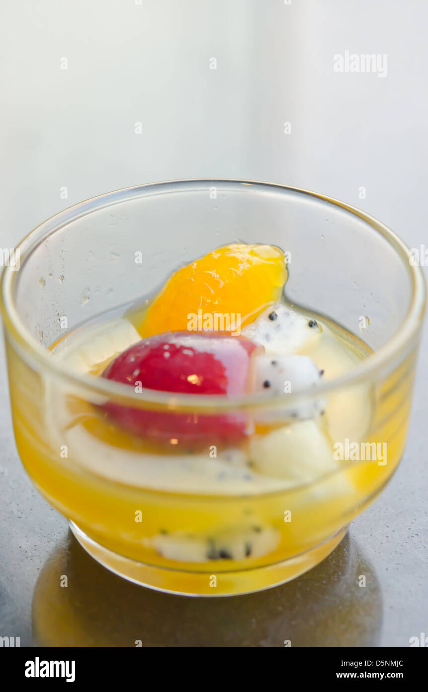 Mix di frutta in vetro su tavola , dessert Foto Stock