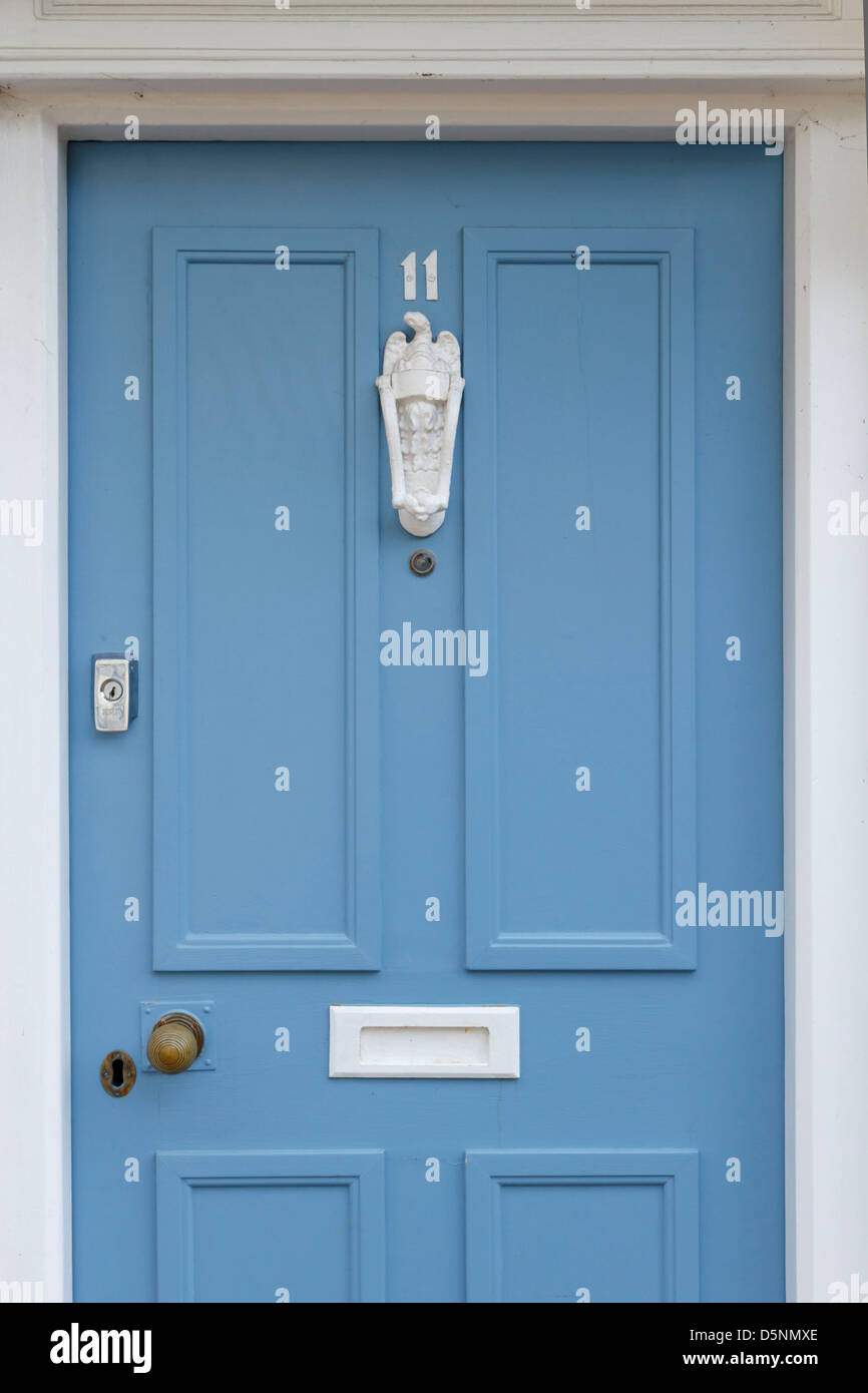 Blu Grigio Grigio crepuscolo malva di legname di legno porta anteriore mobili bianchi respingente numero Numeri 11 1 undici letter box house Foto Stock