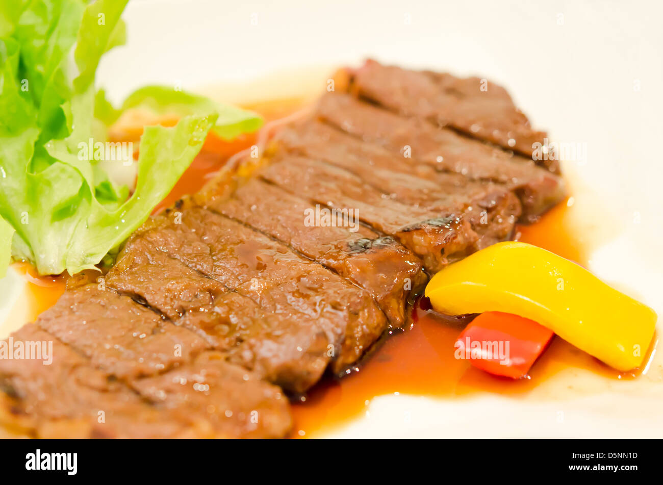 Close up arrosto di filetto di manzo sulla piastra servita con verdure Foto Stock