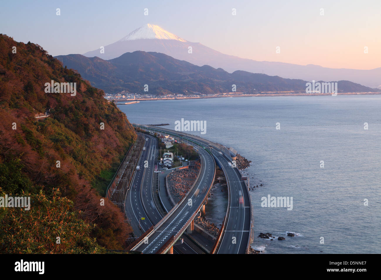 Bagliore di mattina di Mt. Fuji e Tomei Expressway, Shizuoka, Giappone Foto Stock