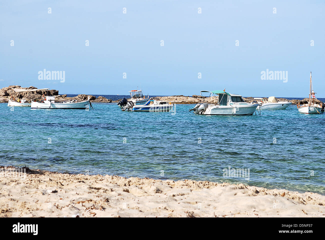 Formentera spiaggia dove è possibile guardare le barche Foto Stock