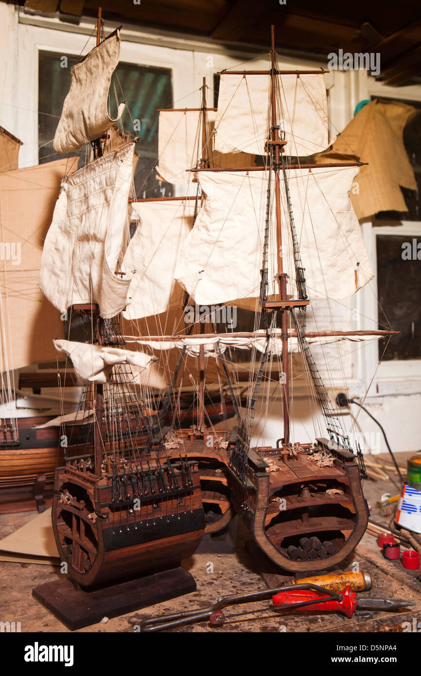 Madagascar Antananarivo, artigianato, Le Village barca modello workshop per la realizzazione di modelli in sezione Foto Stock
