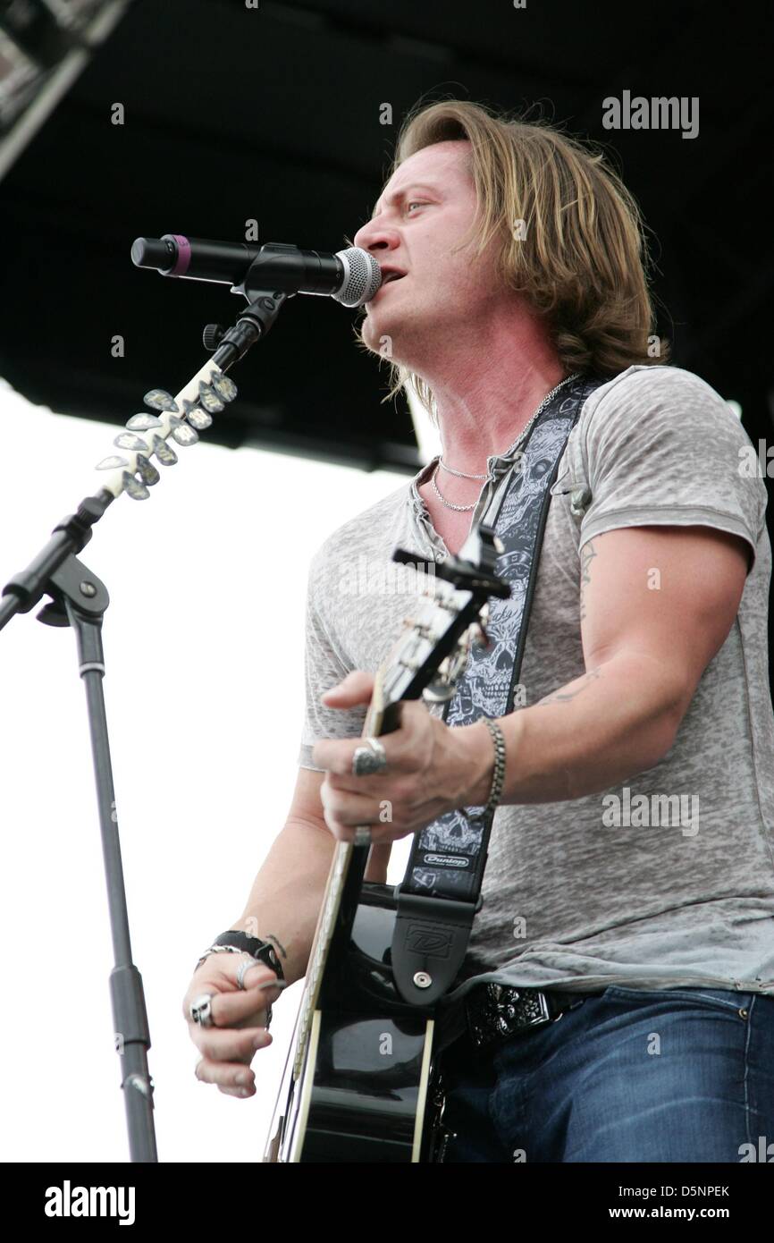 Tyler Hubbard di Georgia Florida linea sul palco per ACM Experience - Partito per una causa Festival - Ven concerto, l'Orleans Hotel and Casino Las Vegas NV, Aprile 5, 2013. Foto di: James Atoa/Everett Collection Foto Stock