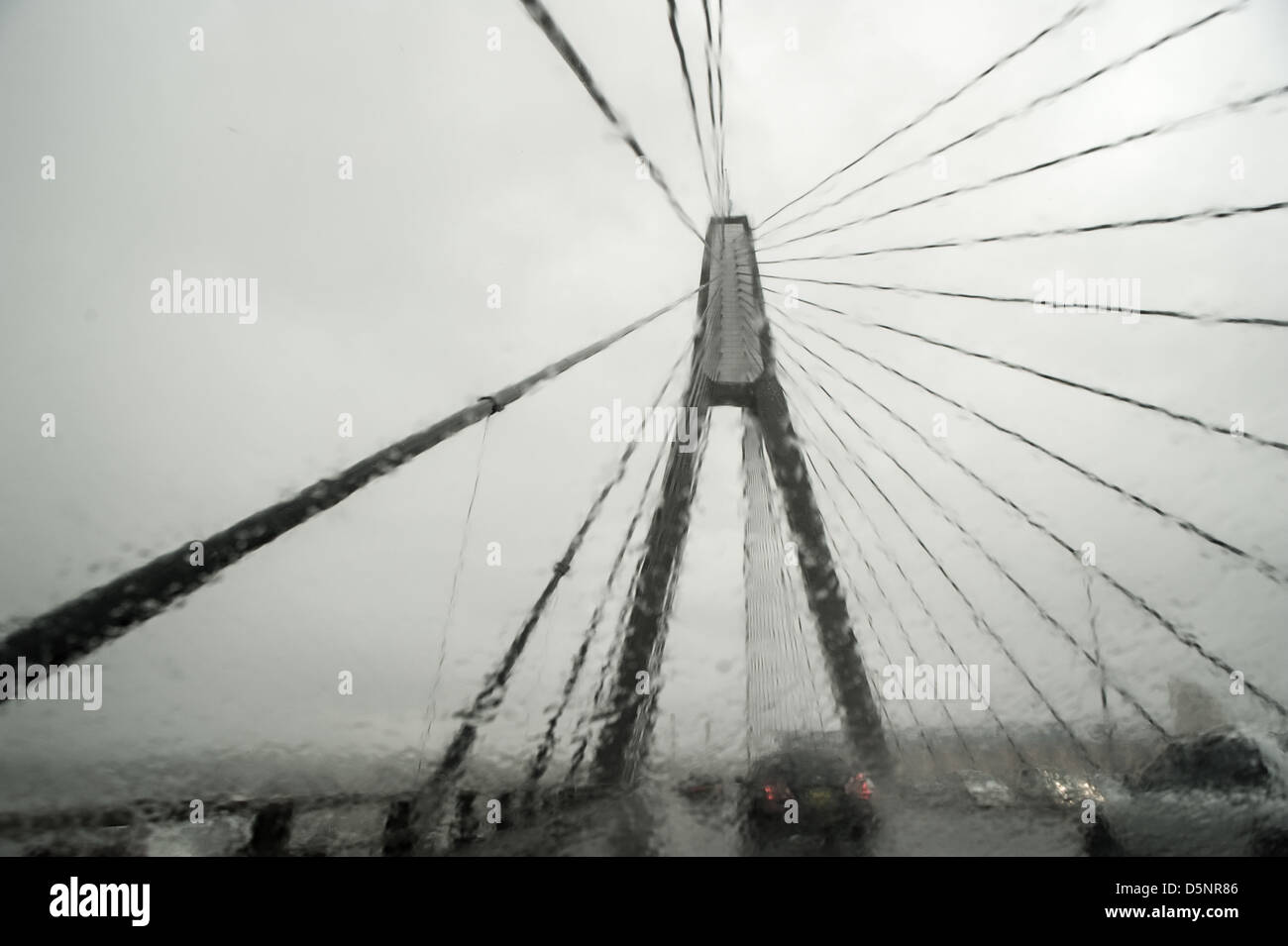 Passando sopra Sydney's Anzac Bridge su un wet Winter's day Foto Stock