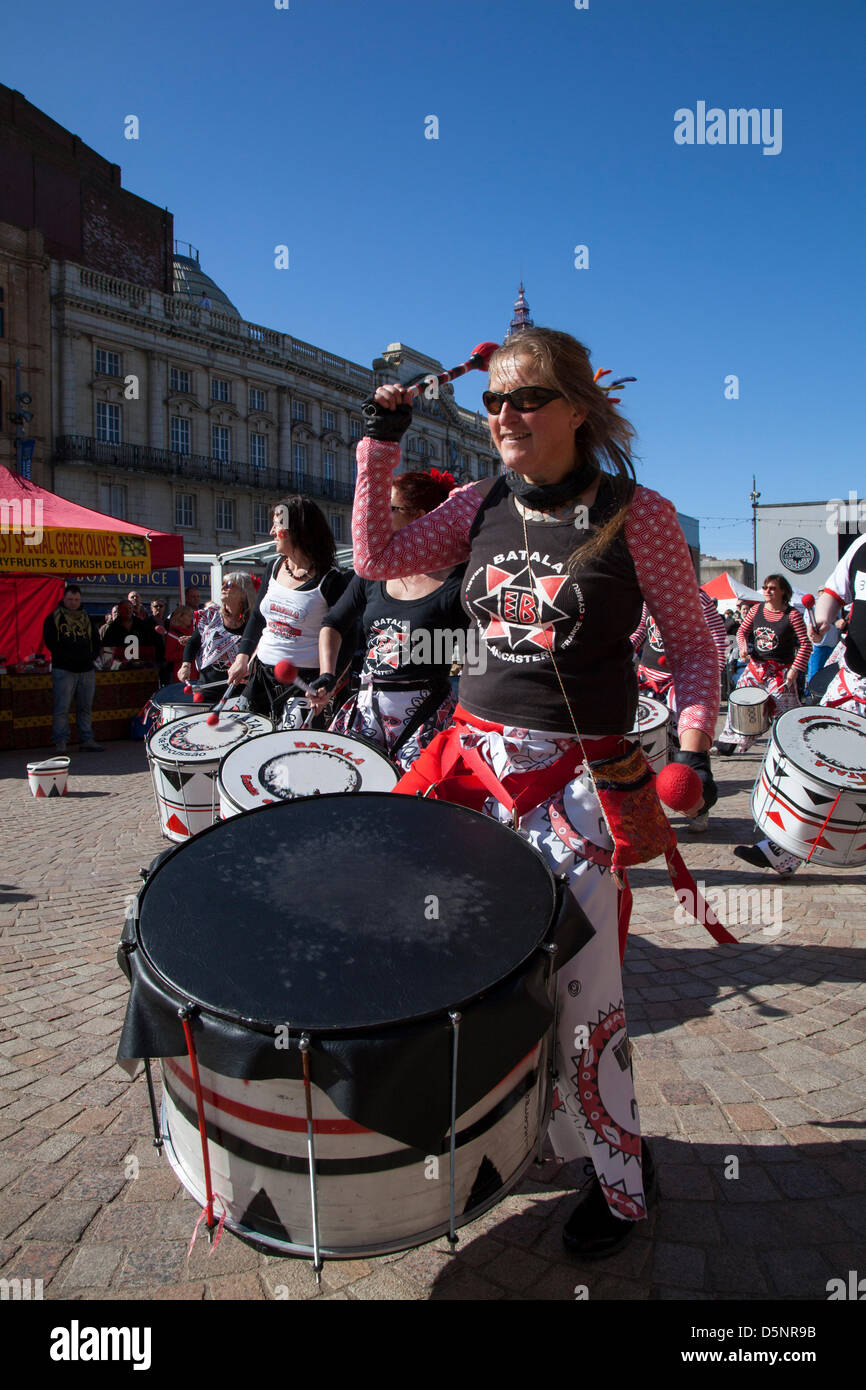 Blackpool, Lancashire, Regno Unito sabato 6 aprile 2013. Batala batterista, banda, grande tamburo, donna batterista, musica, percussioni, samba, musicista, beat, prestazioni, carnevale, gruppo, festival di Latina, celebrazione, folk, Street, Città, danza, divertente, nazionale, persone, eseguire in St Johns Square, punto di riferimento di un evento organizzato da Blackpool offerta una delle sue principali attrazioni musicali durante la stagione turistica. Foto Stock