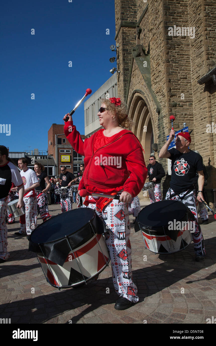 Blackpool, Lancashire, Regno Unito sabato 6 aprile 2013. Batala batterista, banda, grande tamburo, donna batterista, musica, percussioni, samba, musicista, beat, prestazioni, carnevale, gruppo, festival di Latina, celebrazione, folk, Street, Città, danza, divertente, nazionale, persone, eseguire in St Johns Square, punto di riferimento di un evento organizzato da Blackpool offerta una delle sue principali attrazioni musicali durante la stagione turistica. Foto Stock