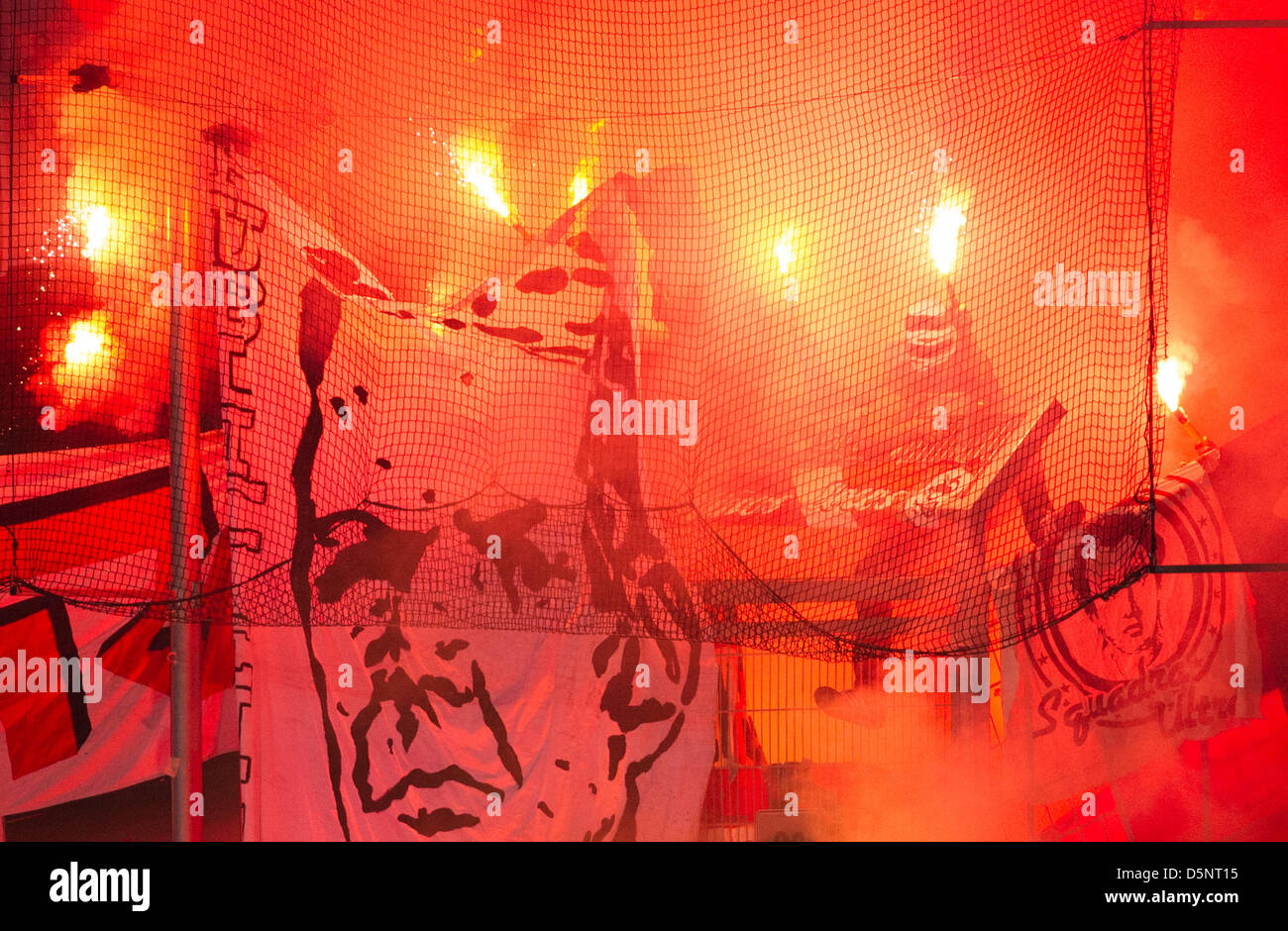 Sinsheim (Germania). 5 aprile 2013. I fan di Duesseldorf luce razzi rossi durante la Bundesliga partita di calcio tra 1899 Hoffenheim e Fortuna Duesseldorf all'Rhein-Neckar-Aren soccer stadium di Sinsheim, Germania, 5 aprile 2013. Foto: Uwe Anspach/dpa/Alamy Live News Foto Stock