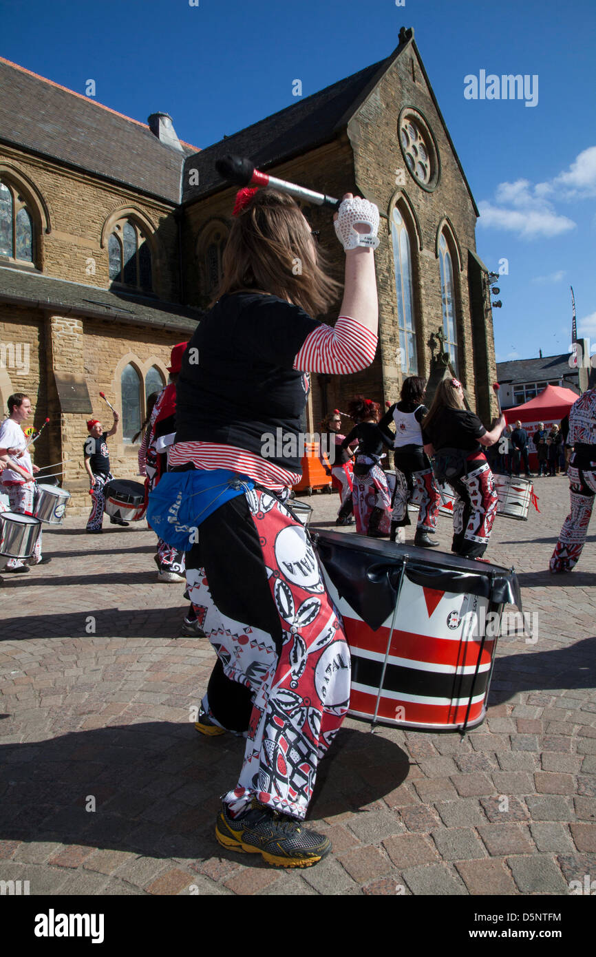 Blackpool, Lancashire, Regno Unito sabato 6 aprile 2013. Batala batterista, banda, grande tamburo, donna batterista, musica, percussioni, samba, musicista, beat, prestazioni, carnevale, gruppo, festival di Latina, celebrazione, folk, Street, Città, danza, divertente, nazionale, persone, eseguire in St Johns Square, punto di riferimento di un evento organizzato da Blackpool offerta una delle sue principali attrazioni musicali durante la stagione turistica. Foto Stock