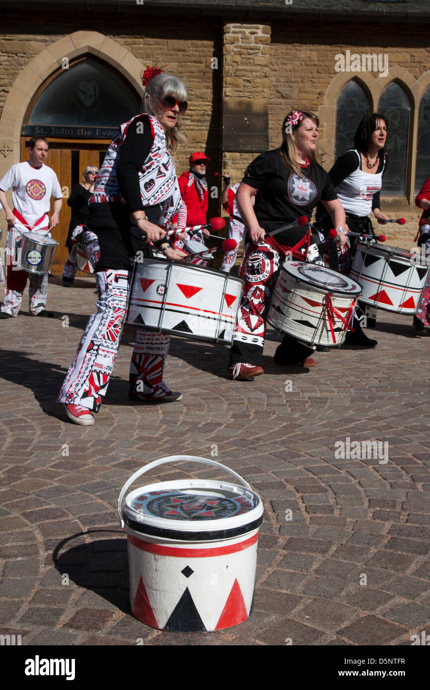 Blackpool, Lancashire, Regno Unito sabato 6 aprile 2013. Batala batterista, banda, grande tamburo, donna batterista, musica, percussioni, samba, musicista, beat, prestazioni, carnevale, gruppo, festival di Latina, celebrazione, folk, Street, Città, danza, divertente, nazionale, persone, eseguire in St Johns Square, punto di riferimento di un evento organizzato da Blackpool offerta una delle sue principali attrazioni musicali durante la stagione turistica. Foto Stock