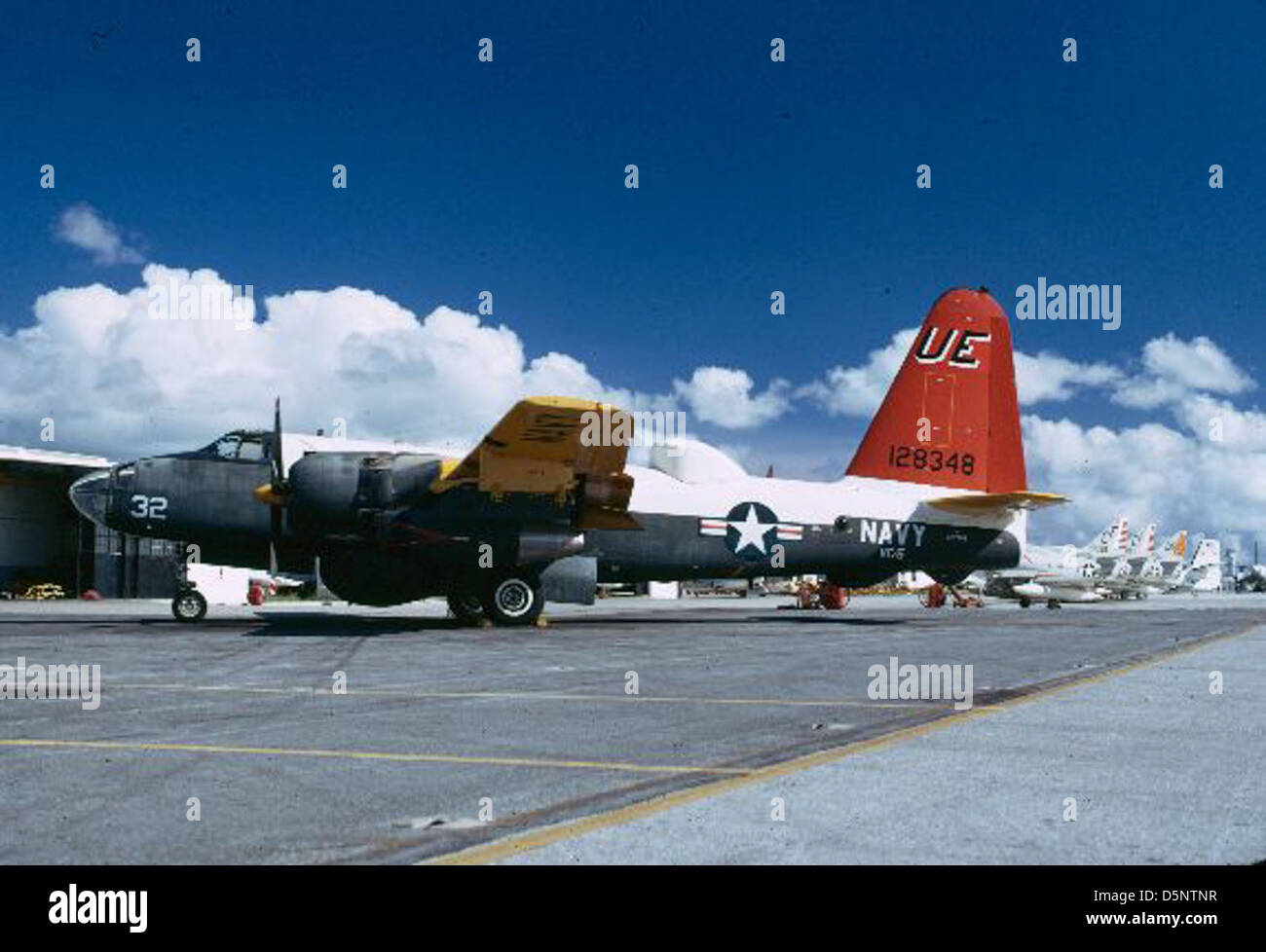 Il DP-2E, utilizzato dal VC-5, è un aereo di pattuglia marittimo progettato per la ricognizione e la guerra anti-sommergibile. Questa mostra mette in evidenza il suo ruolo operativo nell'aviazione navale. Foto Stock