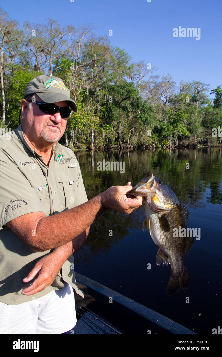 Highland Park Fish Camp proprietario e il filo guida Rawlins Ron holding LARGEMOUTH BASS, vicino a Deland FL Foto Stock