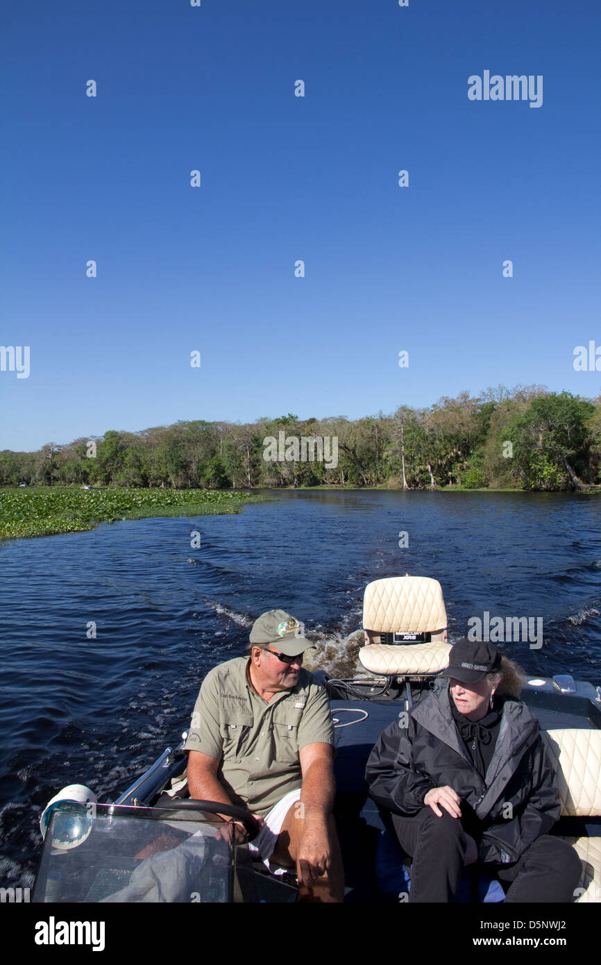 Viaggio di pesca lungo il fiume del St Johns e lago attiguo Woodruff National Wildlife Refuge, vicino a Deland, FL Foto Stock