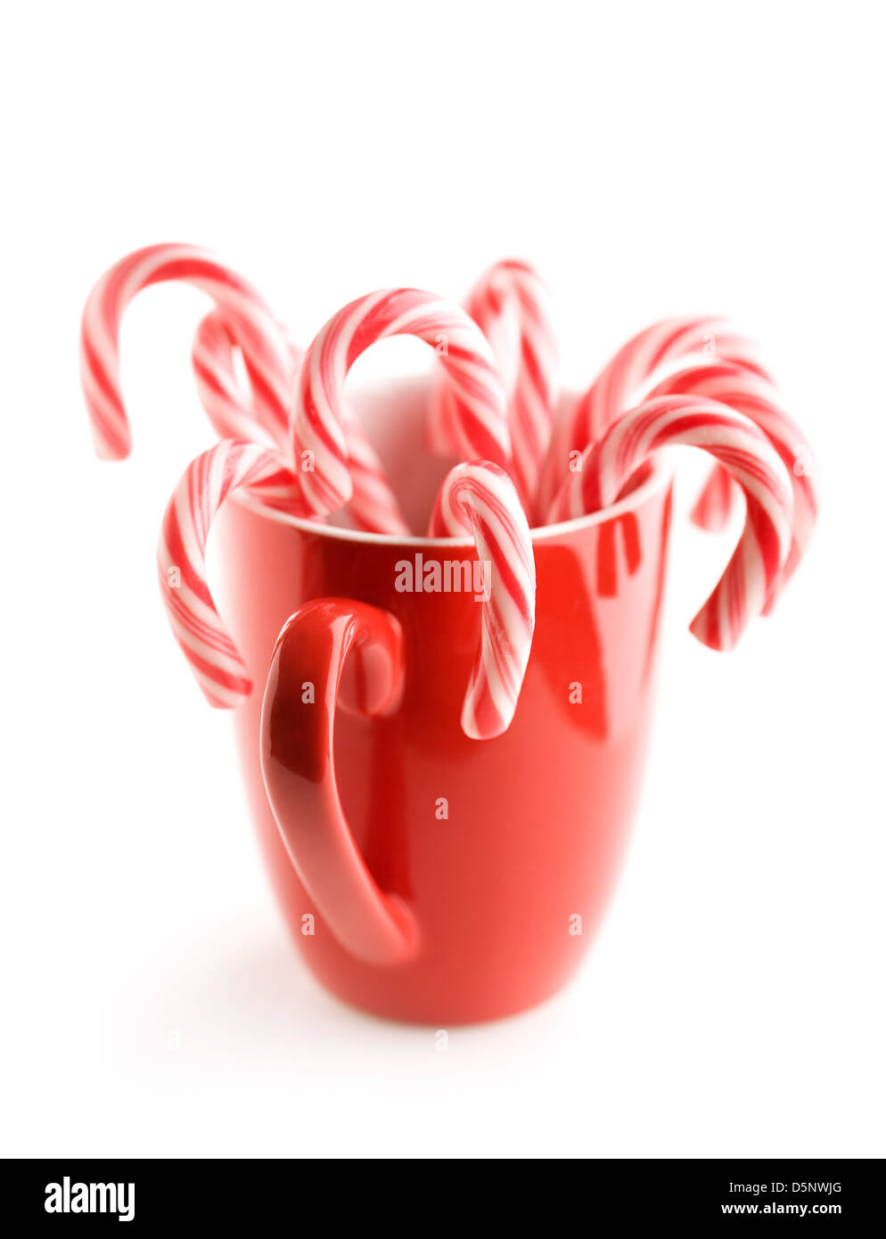 Il bianco e il rosso candy canes in rosso cup Foto Stock